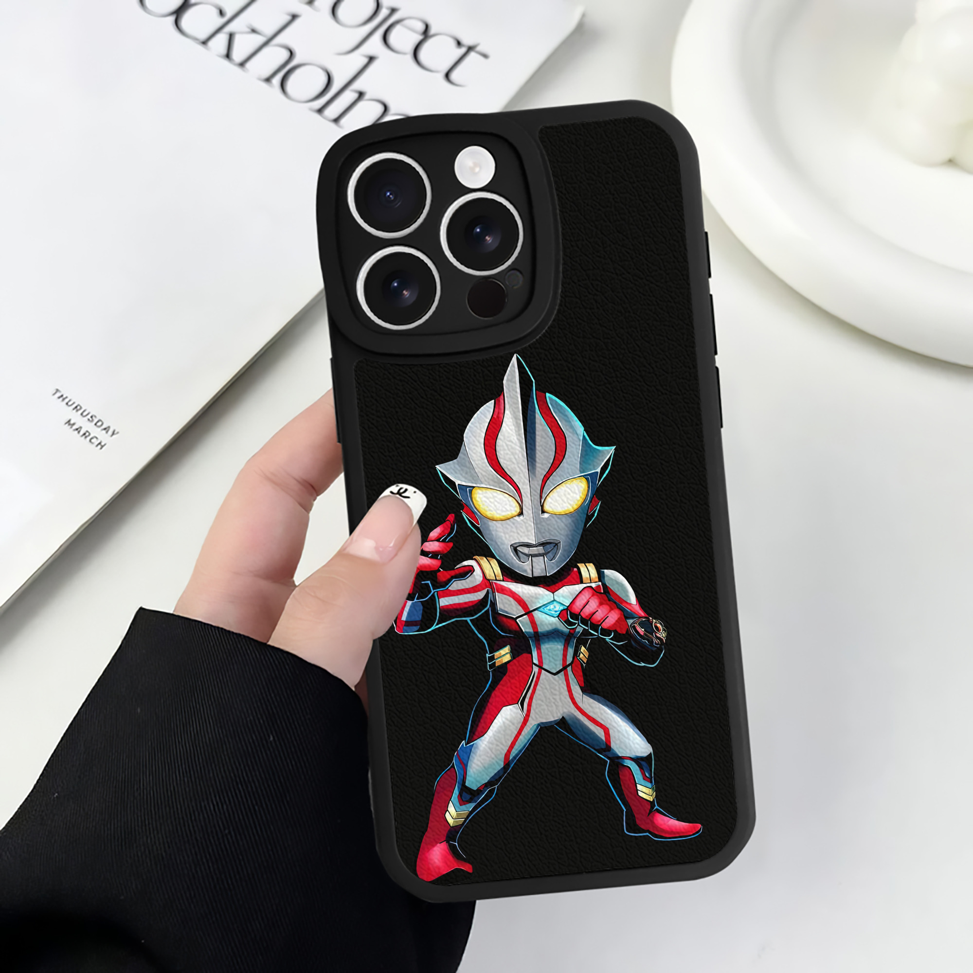 （画像用） ウルトラマン Ultraman 【iPhone 16シリーズ対応】シリコンスマホケース（レザー調） 材質：シリコン